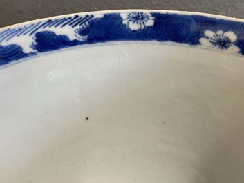 Een Chinese blauw-witte en koperrode kom met karpers, Kangxi