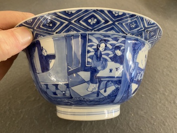 Een Chinese blauw-witte kom met verhalend decor, Kangxi merk en periode