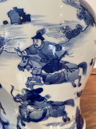 Een Chinese blauw-witte 'Joosje te paard' vaas met houten deksel, Kangxi