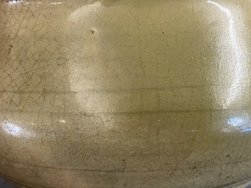 Een Chinese Yaozhou celadon 'lotus' kom, Song/Yuan