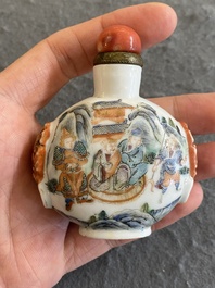 Een Chinese famille rose snuiffles, Qianlong merk, 19e eeuw