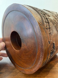Grand pot &agrave; pinceaux en bois de huali &agrave; d&eacute;cor de lettr&eacute;s dans un paysage, 20&egrave;me