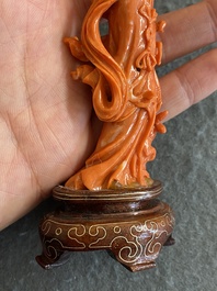 Een Chinese bloedkoralen figuur van een staande dame met bloemenmand, 19/20e eeuw