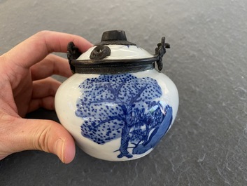 Pipe &agrave; eau en porcelaine de Chine 'Bleu de Hue' pour le Vietnam, marque Thọ 壽, 19&egrave;me