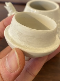 Een Chinese Dehua blanc de Chine theepot, gesigneerd Yi Gong, 18/19e eeuw