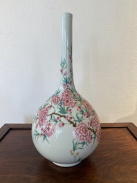 Een Chinese flesvormige famille rose vaas, Yongzheng merk, Republiek