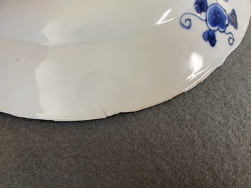 Een paar Chinese blauw-witte kraak-stijl schotels met VOC-schepen, Kangxi