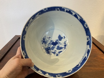 Een Chinese blauw-witte en koperrode kom met karpers, Kangxi