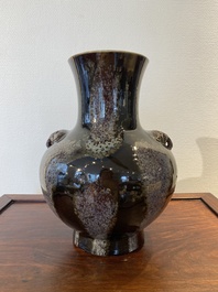 Vase de forme 'hu' en porcelaine de Chine &agrave; &eacute;mail brun-flamb&eacute;, marque de Kangxi, 19&egrave;me