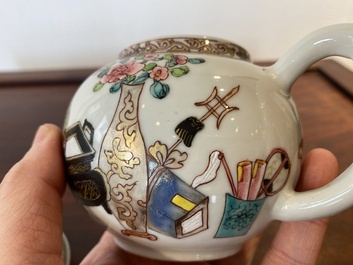 Th&eacute;i&egrave;re couverte en porcelaine de Chine famille rose &agrave; d&eacute;cor d'antiquit&eacute;s, Yongzheng