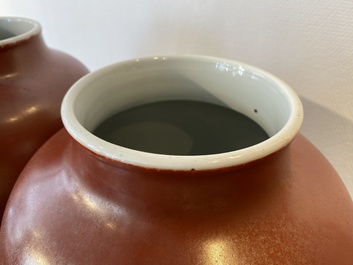 Een paar Chinese monochrome koraalrode vazen met houten deksels en sokkels, Republiek