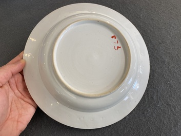 Een Chinees blauw-wit bord met mythologisch decor van Neptunus, Qianlong