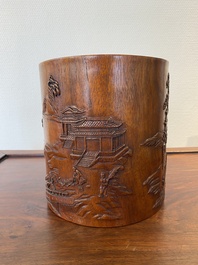 Grand pot &agrave; pinceaux en bois de huali &agrave; d&eacute;cor de lettr&eacute;s dans un paysage, 20&egrave;me