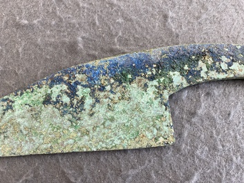 Een Chinese bronzen dolk met slangenkoppen, Periode der Strijdende Staten