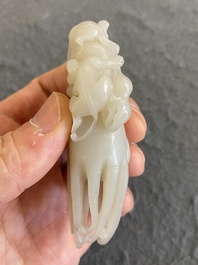 Een Chinese witte jade sculptuur van een 'Boeddha hand' met aapjes, Qing