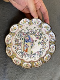 Een gelobd Chinees bord in Canton email met een dame en twee jongens in een tuin, Yongzheng