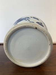 Een Chinese blauw-witte 'Joosje te paard' vaas met houten deksel, Kangxi