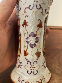 Een Chinese famille rose vaas met mandarijns decor, Qianlong