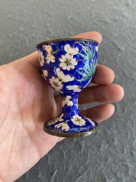 A Chinese Canton enamel egg cup, Qianlong/Jiaqing
