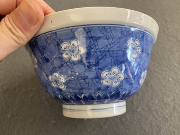 Een Chinese blauw-witte 'prunus op gebroken ijs' kom, Chenghua merk, Kangxi