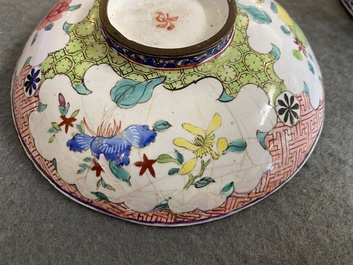 Een Chinese dekselkom met bloemen en vlinders in Canton email, Yongzheng/Qianlong