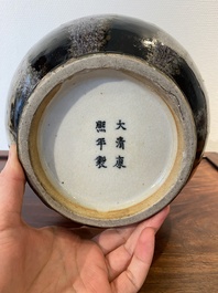 Vase de forme 'hu' en porcelaine de Chine &agrave; &eacute;mail brun-flamb&eacute;, marque de Kangxi, 19&egrave;me