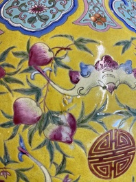 Een Chinese famille rose vissenkom met perziken en vleermuizen op gele fondkleur, 19e eeuw