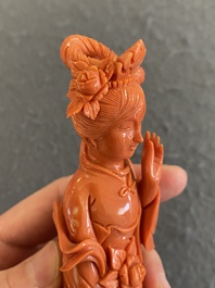 Een Chinese bloedkoralen figuur van een staande dame, 19/20e eeuw