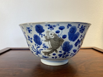 Een Chinese blauw-witte en koperrode kom met karpers, Kangxi