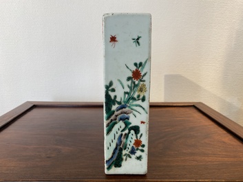 Een Chinese famille verte tegel met verhalend decor, 19e eeuw