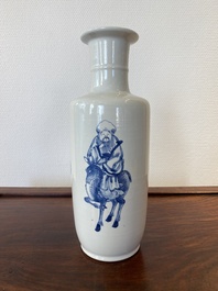 Een Chinese blauw-witte 'Sanxing' rouleau vaas, wellicht 19e eeuw
