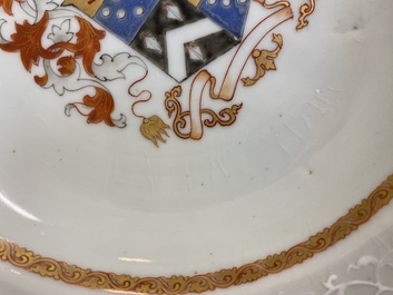 Een paar Chinese wapenborden met bianco-sopra-bianco randen, Qianlong