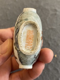 Een Chinese famille rose snuiffles, Qianlong merk, 19e eeuw