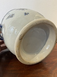 Een Chinese blauw-witte en deels vergulde wijnkoeler, Qianlong