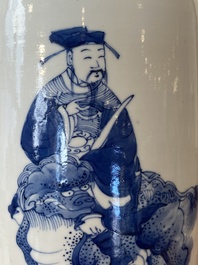 Een Chinese blauw-witte 'Sanxing' rouleau vaas, wellicht 19e eeuw