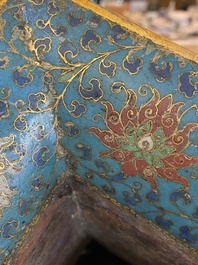 Een paar Chinese cloisonn&eacute; 'gu' vazen, Kangxi
