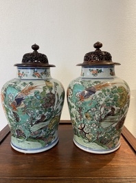 Paire de vases en porcelaine de Chine famille verte &agrave; d&eacute;cor de faisans, Kangxi