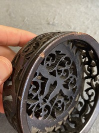 Pot en porcelaine de Chine famille rose &agrave; sujet mandarin au couvercle et socle en bois, Qianlong/Jiaqing