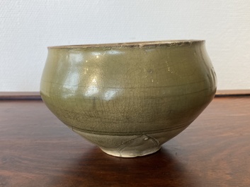 Een Chinese Yaozhou celadon 'lotus' kom, Song/Yuan