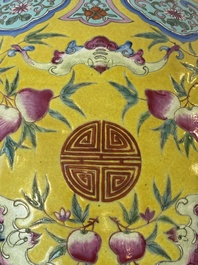 Een Chinese famille rose vissenkom met perziken en vleermuizen op gele fondkleur, 19e eeuw
