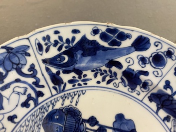 Een paar Chinese blauw-witte kraak-stijl schotels met VOC-schepen, Kangxi