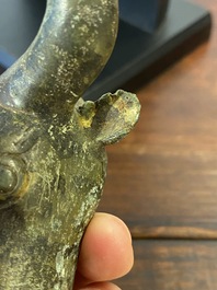 Een Chinees bronzen ornament in de vorm van een stierenkop, Periode der Strijdende Staten