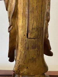 Sculpture d'un moine en bois laqu&eacute; et dor&eacute;, Chine, Qing