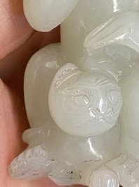 Sculpture en jade c&eacute;ladon d'un gar&ccedil;on avec un chat, Chine, Qing