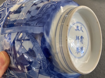 Een Chinese blauw-witte kom met verhalend decor, Kangxi merk en periode