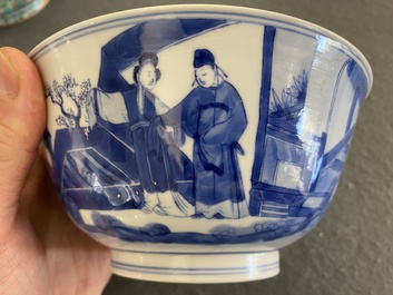 Een Chinese blauw-witte kom met verhalend decor, Kangxi merk en periode