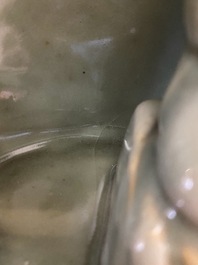 Een Chinees Longquan celadon schrijn met Guanyin, wellicht Ming