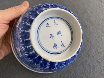 Een Chinese blauw-witte 'prunus op gebroken ijs' kom, Chenghua merk, Kangxi