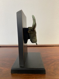 Een Chinees bronzen ornament in de vorm van een stierenkop, Periode der Strijdende Staten