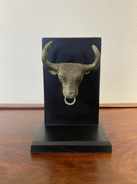 Een Chinees bronzen ornament in de vorm van een stierenkop, Periode der Strijdende Staten